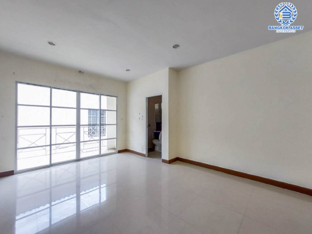 บ้านเดี่ยวมือสอง ม.โมเดิร์นทาวน์  เอกชัย46 เนื้อที่กว่า 18.8 ตร.ว. ฟังก์ชันครบ 4 ห้องนอน 4 ห้องน้ำ 3 ที่จอดรถ บนทำเลเดินทางสะดวก เข้าสู่ใจกลางเมืองได้อย่างสะดวกสบายเชื่อมต่อทวีวัฒนา, ถนนพุทธมณฑลสาย3, ถนนเพชรเกษม ใกล้รถไฟฟ้าสายสีน้ำเงิน "สถานีภาษีเจริญ"